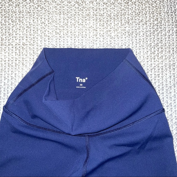 NWOT Aritzia TNA Slick High Rise 7/8 Leggings - Picture 2 of 4